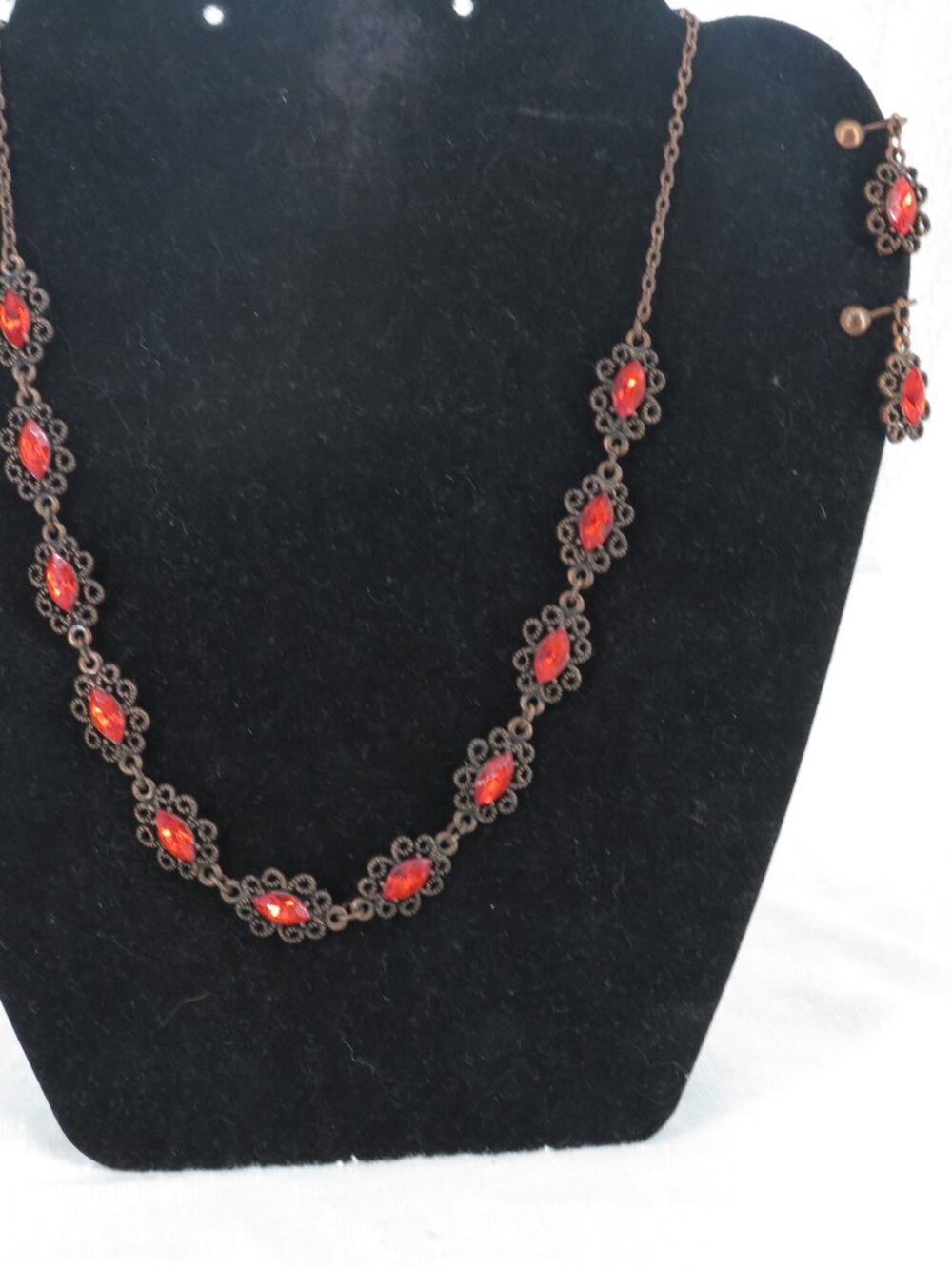 VINTAGE RED RHINESTONE NECKLACE CLIP ON EARRINGS SET COPPER TONE FILIGREE 18 IN